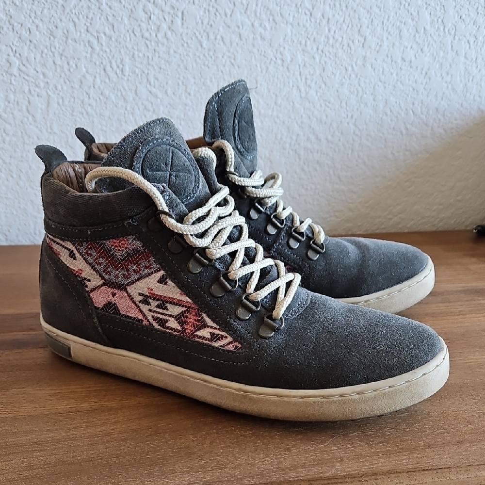 Inkas Gray High-Top Camling Boots with Pink Aztec Patterned Detail